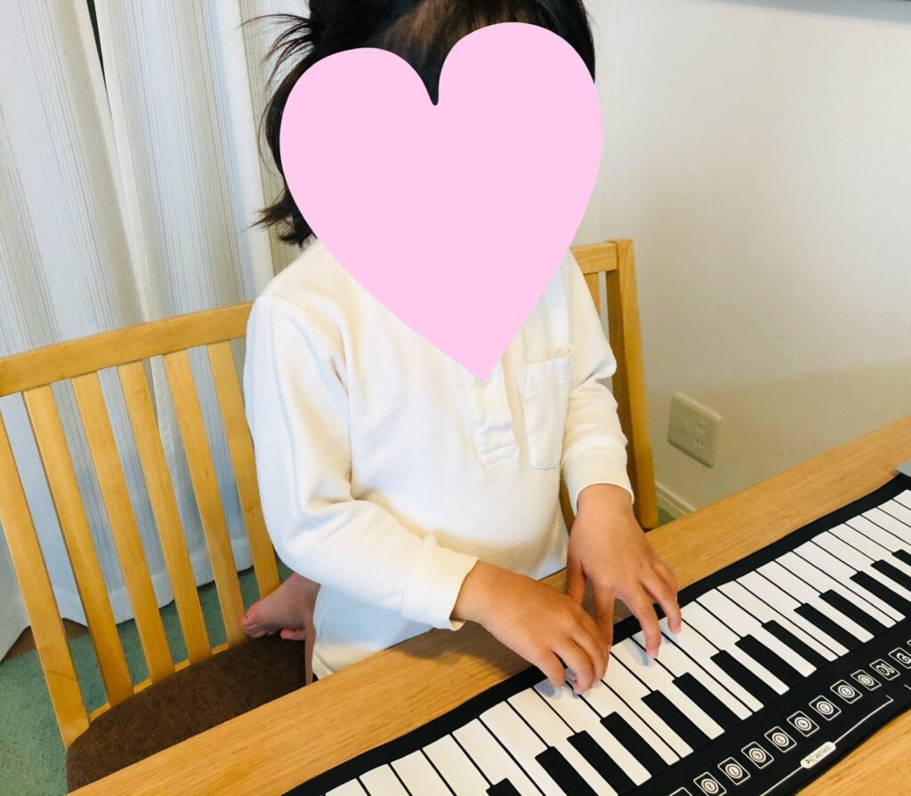 電子ピアノを弾く子ども