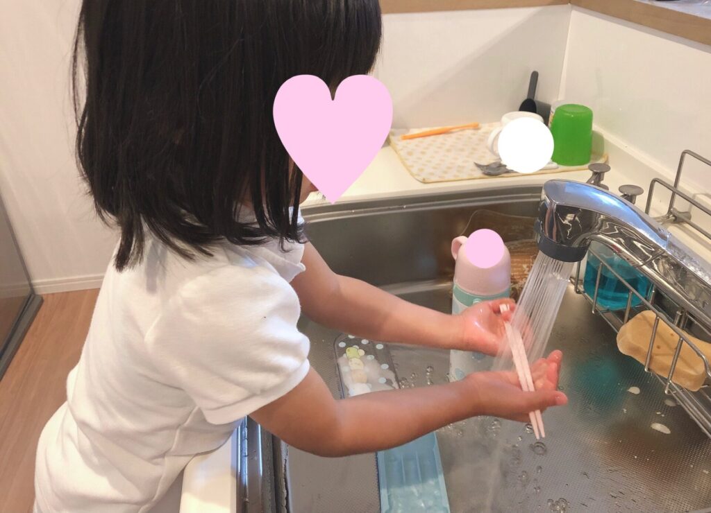 食器を洗う５歳の娘