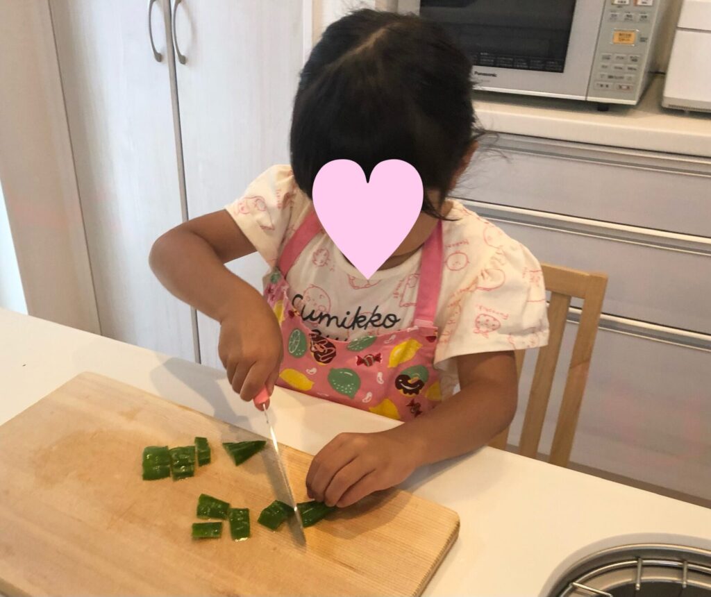 子ども用包丁を使う5歳の娘
