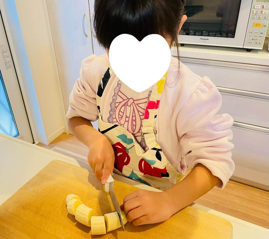 ギザギザ刃の子供用包丁でバナナを切る
